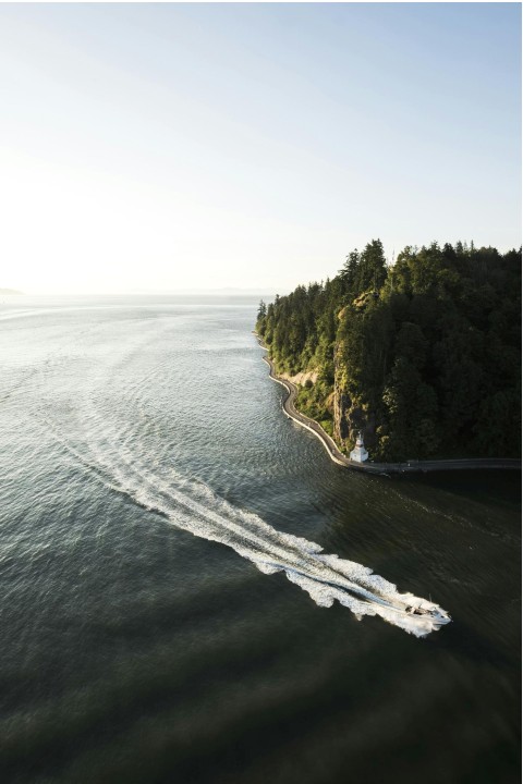 Cordillera y laguna en Patagonia